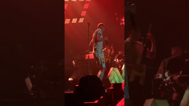 Stromae - prolongation papaoutai. @Bercy le 27.11.2014 смотреть онлайн