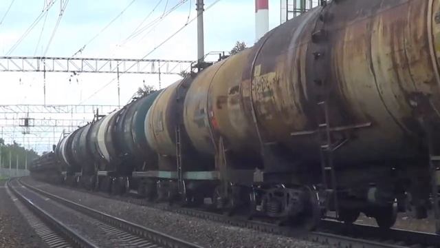 ВЛ10-951 с грузовым поездом смотреть онлайн