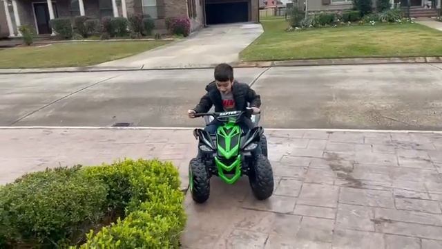 kids motorbikes / Sam & Ava pretend play with ride on motorbike смотреть онлайн
