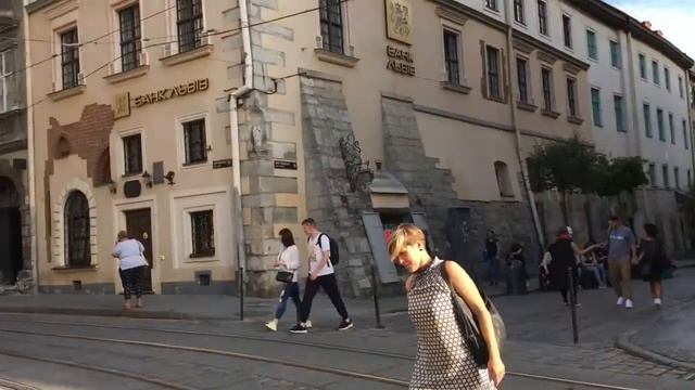 Львов, площадь Рынок, сентябрь смотреть онлайн