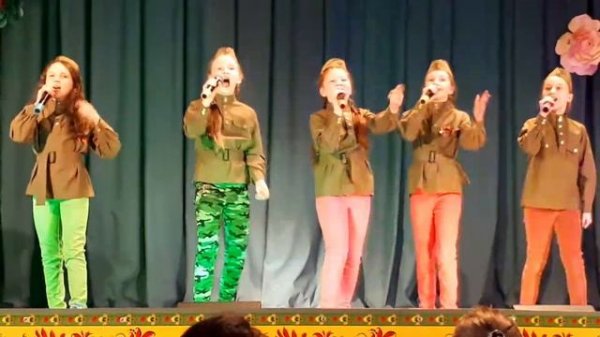 АКАДЕМИКИ с песней Идет солдат по городу