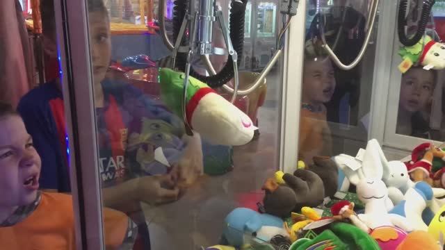 ИГРАЮ В АВТОМАТЫ С ИГРУШКАМИ, КЕЙ МАСТЕР, ЗОЛОТОЙ КЛЮЧИК НА 2000 ТЫСЯЧИ РУБЛЕЙ⚽РАЗОРИЛ АВТОМАТ! смотреть онлайн