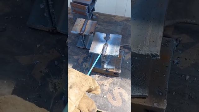 как правильно водить электродом😁✌️👊😉 телеграм в комментах #сварщик #сварка #welder #сваркатруб смотреть онлайн