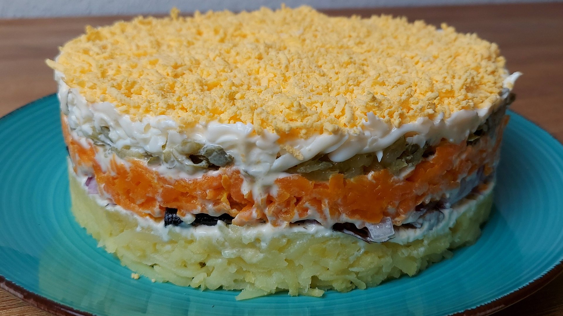 Вкусный слоенный салат со шпротами на праздничный стол! Салат на новогодний стол-понравится всем! смотреть онлайн