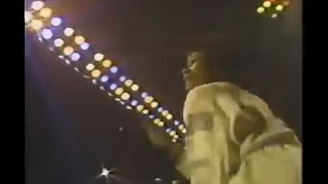 E.U. - GO-GO LIVE @ CAP CTR (VIDEO FOOTAGE) смотреть онлайн