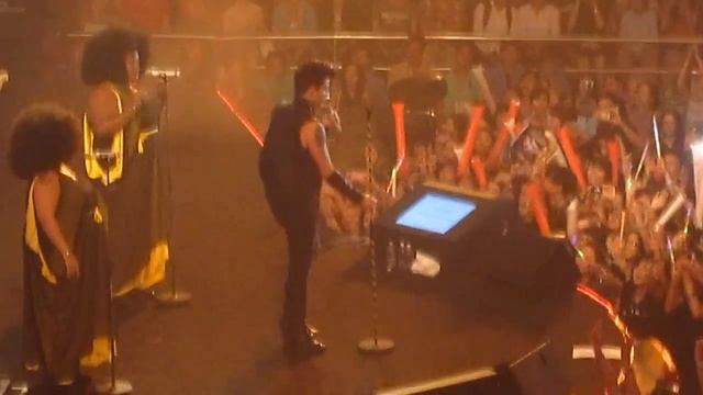 ADAM LAMBERT was extremely cute and friendly talking to the audiences in Viet Nam смотреть онлайн