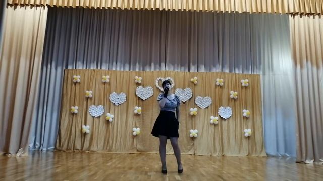 Сольное исполнение песни "The Feels" смотреть онлайн