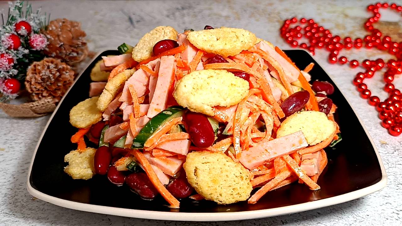 🎄 Праздничный салат Минутка - очень вкусный салат с ветчиной, корейской морковью и сухариками смотреть онлайн