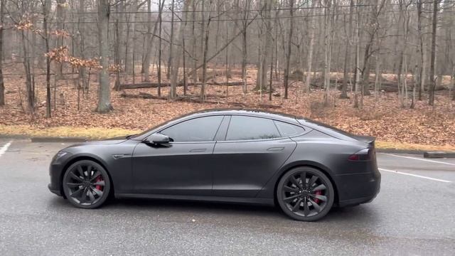 2015 Tesla P90DL+ with mat black wrap and chrome delete смотреть онлайн