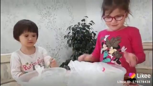 Камила и Амира челлендж с водой и карандашами😍🥰 смотреть онлайн