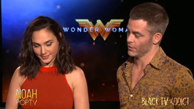 GAL GADOT BITE HER LIPS WHILE LOOKING AT CHRIS PINE! смотреть онлайн