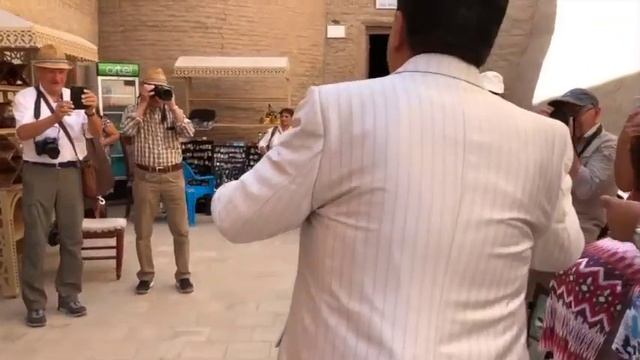 Og'abek Sobirov Xivada turistlar talabiga binoan JONLI IJROda kuyladi смотреть онлайн