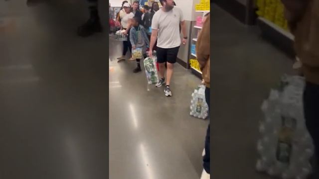 Habitantes de Philadelphia sufren de una posible contaminación en su agua potable смотреть онлайн