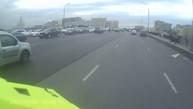 Знак упал на то место, куда собирался перестроиться смотреть онлайн