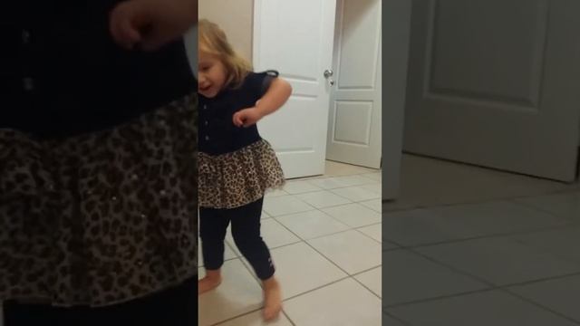 Toddler dancing to Fireball смотреть онлайн