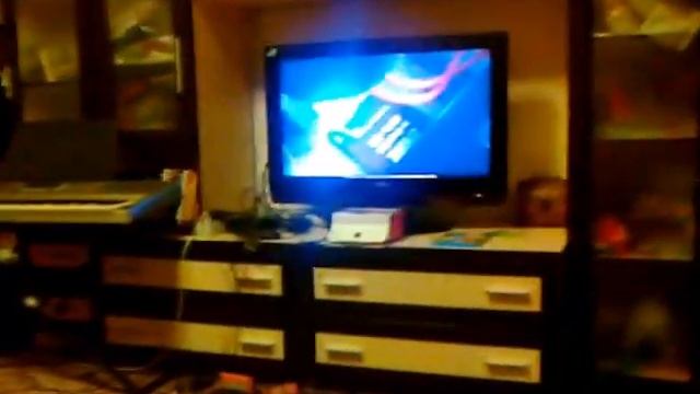 Ребёнок переводит мультфильм с английского