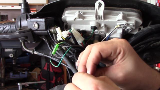 Scooter 911: How to replace a faulty BRAKE SWITCH смотреть онлайн