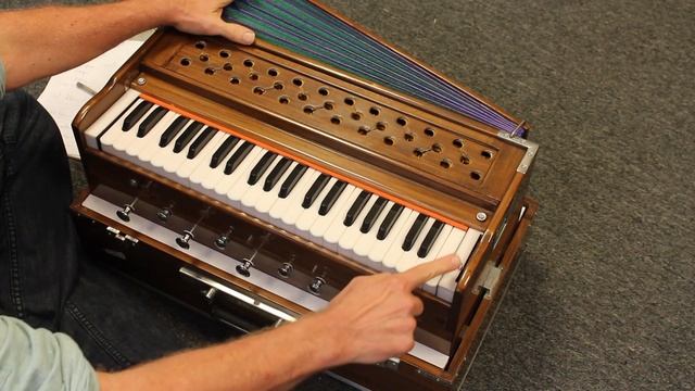 MM Kirtan Deluxe 3.5 Octave Harmonium Video Manual смотреть онлайн
