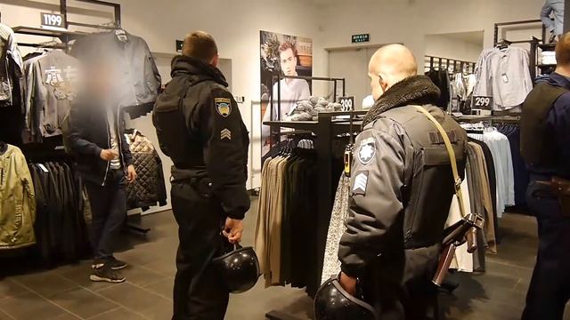 У Сумах працівники поліції охорони затримали 16 річного юнака за крадіжку смотреть онлайн