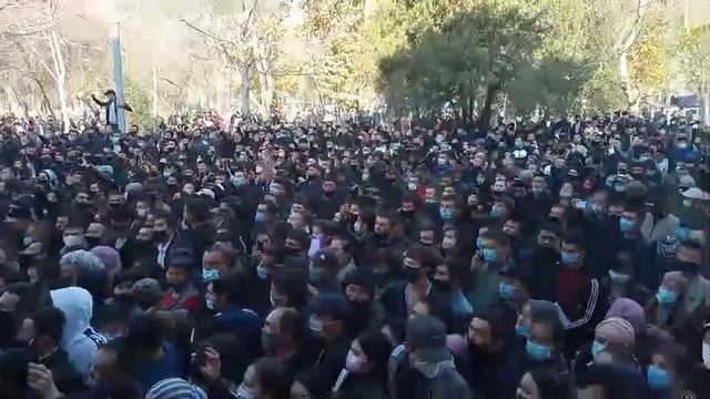 Под Ташкентом толпа из несколько сотен людей собралась у завода в надежде на работу смотреть онлайн