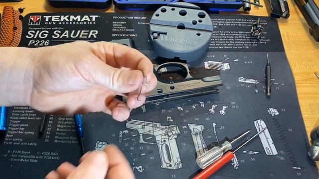 CZ 75 Compact Complete Disassembly/Reassembly смотреть онлайн