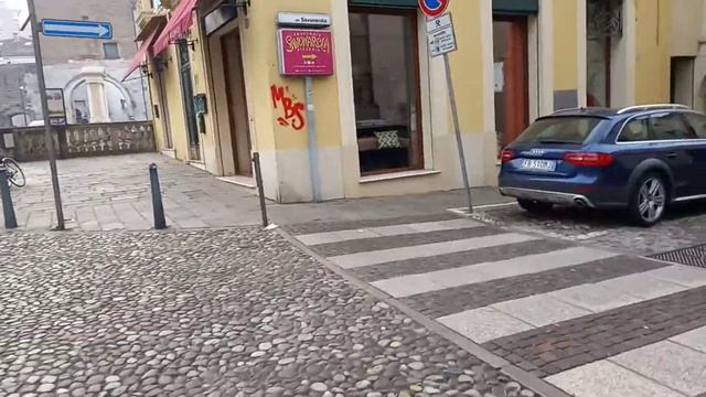 Самые невероятные фрмы и размеры, так называемых, строений, всегда около канало-рек и стен! смотреть онлайн