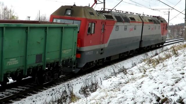 Выходит со станции, грузовой поезд с электровозом 2ЭС6-012 смотреть онлайн