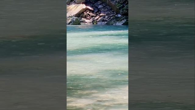 Насладитесь спокойствием и красотой танца у голубой воды в этом завораживающем видео смотреть онлайн