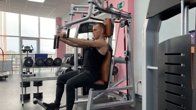Жим в тренажере от груди вперед смотреть онлайн