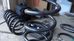 ставим назад пружины от Golf 4, подробно / VW polo sedan