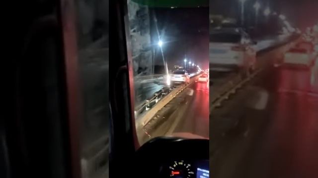 Припарковался в аккурат на патрульной машине.mp4