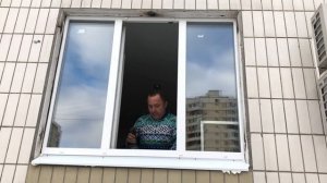 Как самому установить москитную сетку на  пластиковое окно. Видеоинструкция.