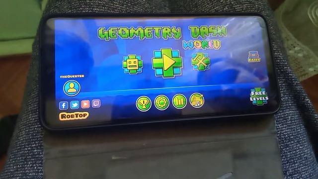 повторяется история со сливом 2.2 в Geometry Dash Meltdown, только теперь в Geometry Dash World смотреть онлайн