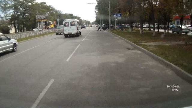 Маршрутка 51М у158рн26 не пропускает пешеходов на "зебре" смотреть онлайн