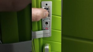 Как открыть кодовый замок на чемодане?