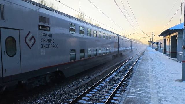 Электровоз ЭП20-012 с поездом №028 Москва-Симферополь "Таврия" смотреть онлайн
