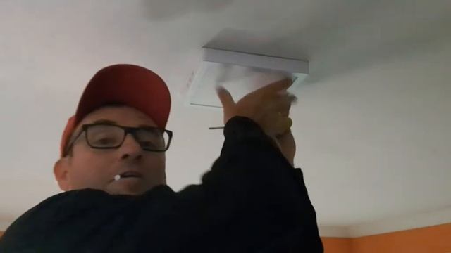 Como por uma led na laje usando cola dupla face смотреть онлайн