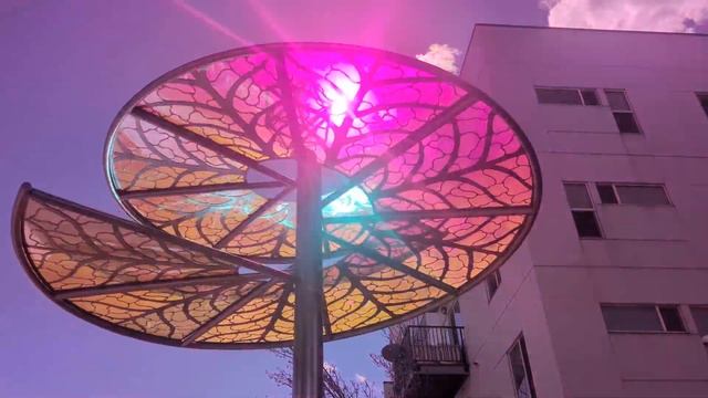 Whee Kinetic Sculpture Spinning with Sun Shining Through смотреть онлайн