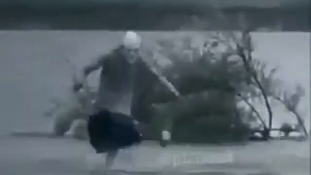Это бабка бежит с магазина смотреть онлайн