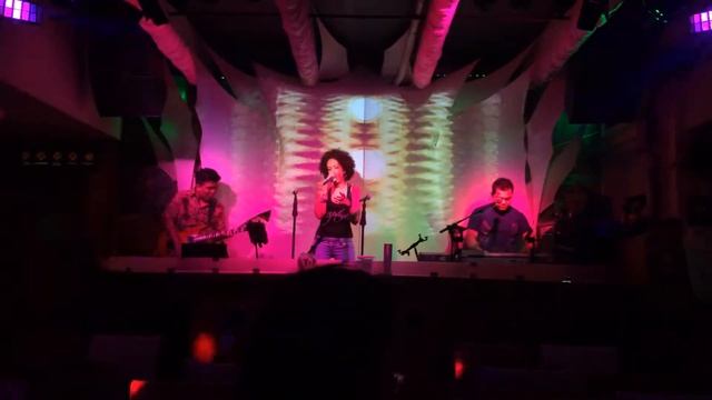 back to black by Legna cuban singer смотреть онлайн