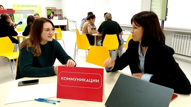 В новогоднем оформлении Альметьевска предлагают обыграть школьную тему смотреть онлайн
