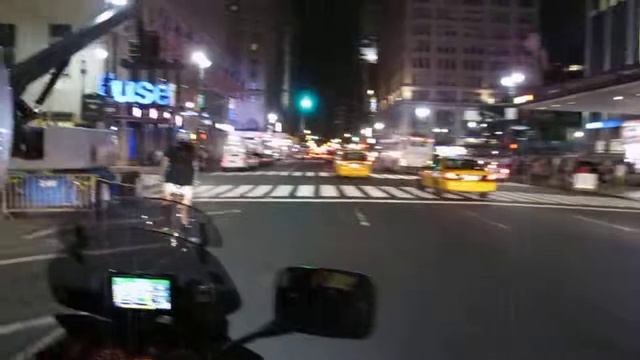 На мотоцикле по Таймс-сквер смотреть онлайн