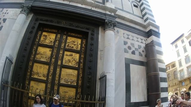 Италия. Флоренция. Баптистерий Сан-Джованни - расположенный на Соборной площади (Пьяцца дель Дуомо) смотреть онлайн