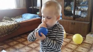 Научился надувать шарики в 3,5 года