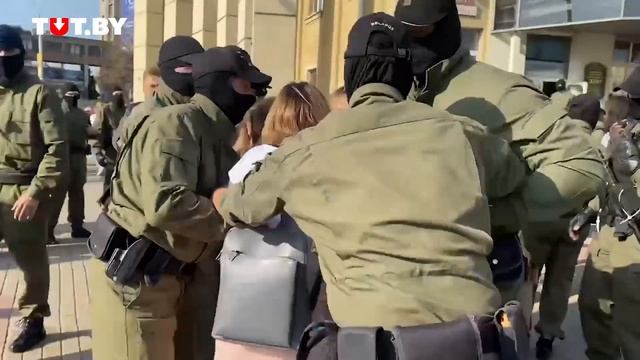 Задержания женщин у площади Якуба Коласа днем 26 сентября смотреть онлайн