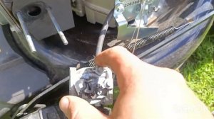 Устраняю проблему неровной роботы двигателя газонокосилки.