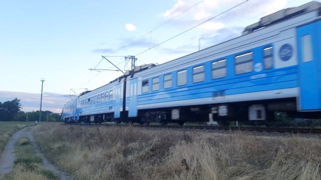 ЭД4М-0495 Евпатория-Симферополь следует вдоль улицы Короленко в летнем закате! [КЖД 2022] смотреть онлайн