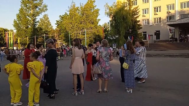 На площади, после праздника выпускников смотреть онлайн