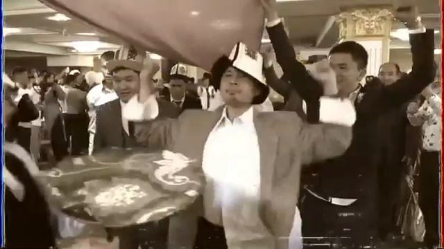 Москва шаарындагы дагын бир Кыргыз жигит уйлонду той озгочо болду Сапар & Канышай смотреть онлайн