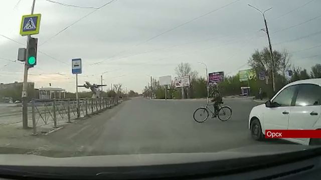 05052022 В Орске велосипедист едет на красный по пешеходному переходу смотреть онлайн